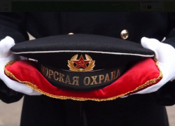 В Анапе на воду возложили венок и бескозырку - почтили память погибших моряков-пограничников