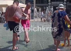  Отдыхающие моют ноги в фонтане в Витязево под Анапой и запрет им нипочём