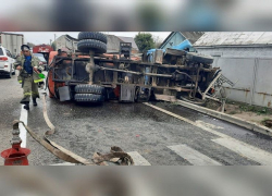 На трассе Краснодар - Верхнебаканский бензовоз с дизтопливом пробил дорожное ограждение и опрокинулся