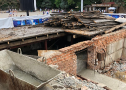 Убирают сцену рядом с ЦК "Родина" в Анапе