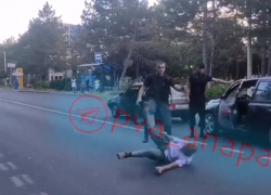 Жесткие разборки в стиле 90-х: мужчины устроили драку прямо на дороге в Анапе
