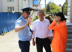 Анапский прокурор проверил ход работ в сгоревшем МКД на Объездной