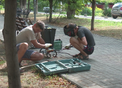 Лавочки, урны и тротуар обновляют на улице Кати Соловьяновой в Анапе
