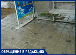 После публикации на "Блокноте" в Анапе закрыли яму на автобусной остановке