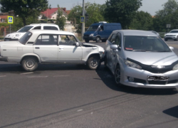 В Анапе на перекрестке Краснодарская - Самбурова  ДТП с тремя автомобилями