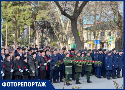 В Анапе в День защитника Отечества возложили цветы к стеле "Город воинской славы"