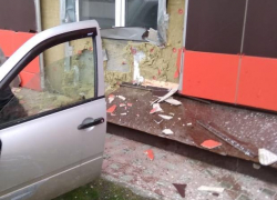 В Анапе пенсионерка на «Ладе Калине» задом врезалась в автобус, а потом в дом