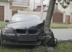В Анапе элитный седан BMW снес электрический столб