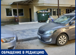 От дома по улице Астраханской, 79 невозможно вывезти мусор из-за припаркованных машин