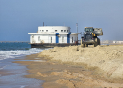 Роспотребнадзор проверяет новый песок на пляже «Мираклеон»