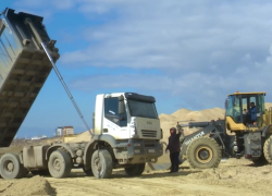 В Витязево на пляже уложили 20 тысяч кубометров нового песка