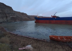  Сухогруз сел на мель у памятника природы в Краснодарском крае, чем опасно: ответил эксперт