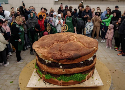 В Анапе приготовили самый большой бургер в России