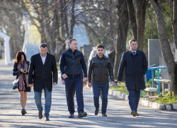 Василий Швец поручил отремонтировать дороги на центральном кладбище Анапы