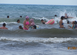 Во время шторма народ всё равно купался в море в Анапе