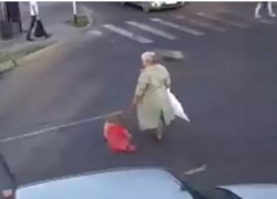 В Анапе одна женщина кидала кирпичи на дорогу, а двух других сбили на "зебре"