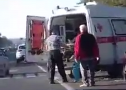 На трассе под Анапой мотоциклист на Хонде пошёл на обгон и врезался в шкоду