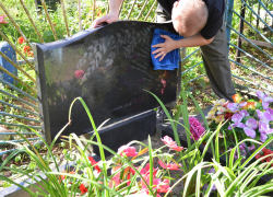 Кто в Анапе должен ухаживать за памятниками на кладбище?