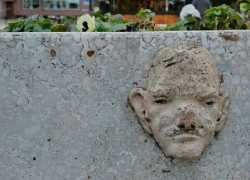  Кто прячет маски на зданиях Анапы: какие тайны хранят улицы города