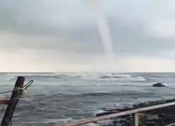 Смерч вышел из моря и разворотил крышу гостиницы на Утрише под Анапой