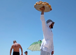 Маркетинг по-анапски: нестандартная реклама пончиков на пляже