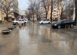 Из ливневки в Анапе достали ведро, бампер и зонт: улицу Астраханскую ждет генуборка