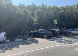 «От благодарности не откажемся»: за парковку на обочинах в Большом Утрише опять взимают плату