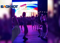 Девушке сделали предложение руки и сердца в День России в Анапе