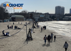 В Анапе дежурит весна: на улицах и набережной толпы людей