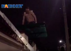 Неадекватный мужчина залез на козырёк забора в Анапе и чуть не прыгнул на острые пики
