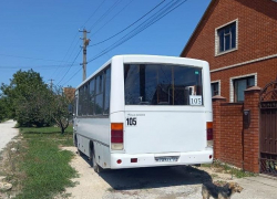 Нарушил ли водитель автобуса №105 ПДД, объезжая в Анапе затор по пыльной дороге? 