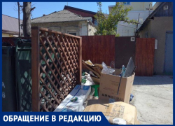 Жительница Анапы просит перенести мусорные баки, установленные напротив её дома
