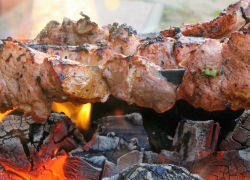 Минздрав рекомендует анапчанам кушать только "правильный" шашлык!