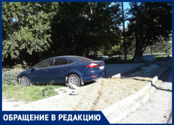 Новый тротуар на Рождественской в Анапе заблокировал выезд водителям