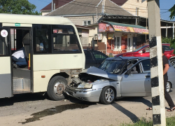 В Супсехе под Анапой "Лада" врезалась в автобус, пострадали 4 человека