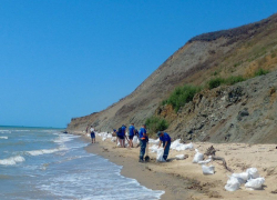 На побережье Темрюкского района ликвидируют новые мазутные загрязнения