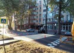 К 1 сентября в Анапе обновляют разметку у школ: пешеходные переходы, знаки и тротуары становятся безопаснее
