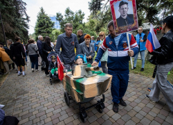 В День Победы анапчане писали письма ветеранам и угощались солдатской кашей