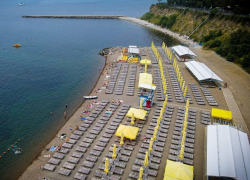 Бесплатно позагорать на некоторых анапских пляжах становится проблематично – место занимают лежаки