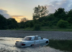 Мертвого анапчанина нашли в автомобиле в реке Абин