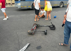 "Отлетел на 15 метров": в центре Анапы таксист сбил самокатчика