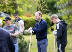 Накануне Дня Победы в сквере воинской славы провели масштабный субботник