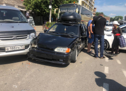 В центре Анапы серьёзное массовое ДТП: движение затруднено