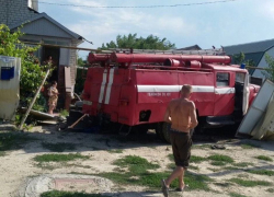 В станице под Анапой пожарная машина снесла забор и въехала во двор