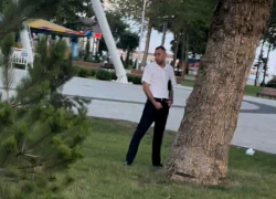 Мужчина, представившийся полицейским, справлял нужду в центре Анапы