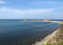 В день лазанья по деревьям в Анапе малооблачно и жарко