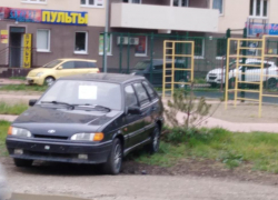 Пока мэр Анапы засаживает зеленью город, некоторые анапчане варварски уничтожают газоны