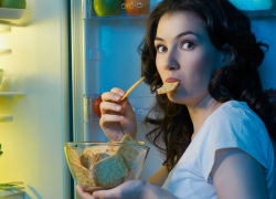 Кому можно есть после шести вечера и нужно ли завтракать? - отвечает тренер из Анапы