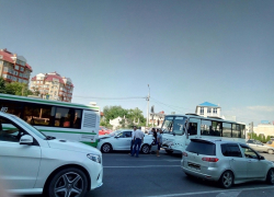 Тройное ДТП: в Анапе столкнулись два автобуса и легковушка