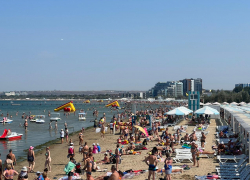 Ледяное море и горячее солнце: обстановка на пляжах Анапы